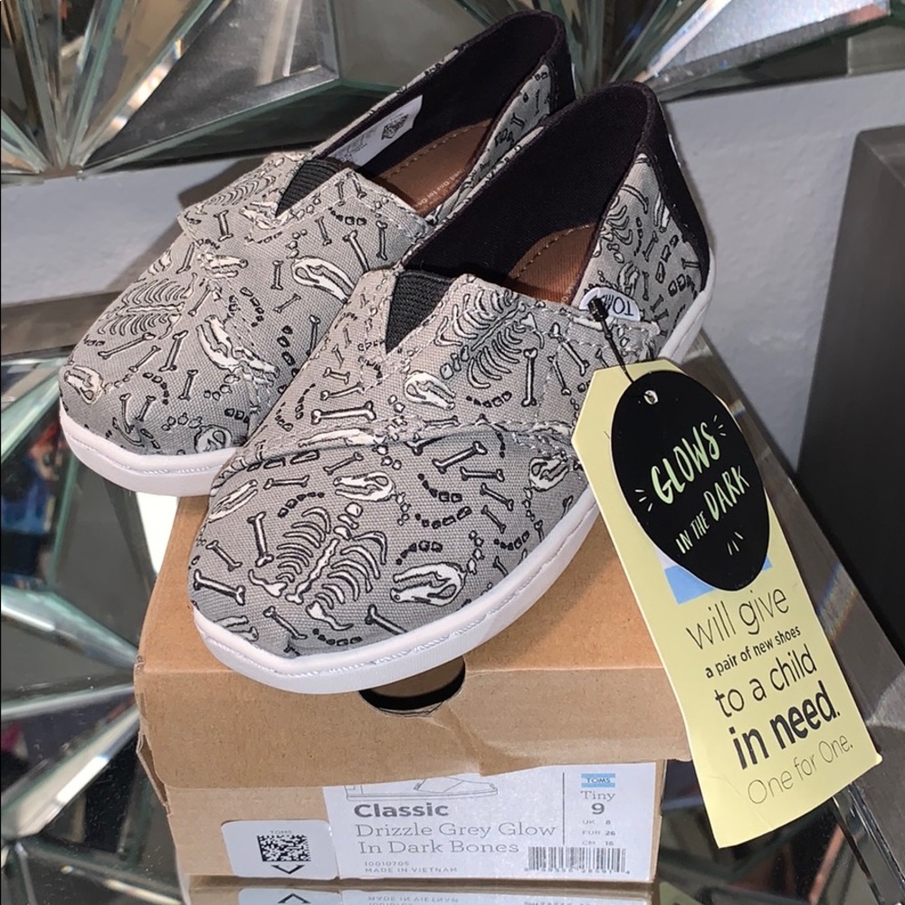 Toms glow in the dark size 9 boys shoes